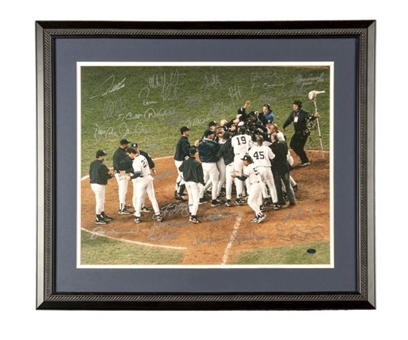 1999 New York Yankees Team Signed and Framed 16x20 World Series Photo (30 Signatures )